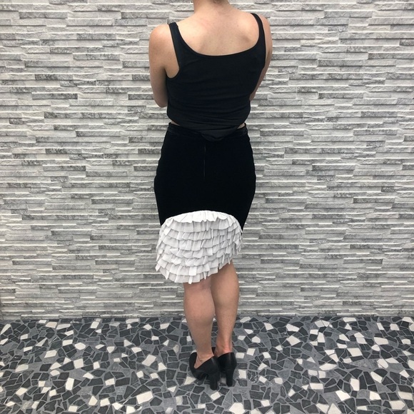 High-Waist pencil skirt with back ruffles - Picture 3 of 9